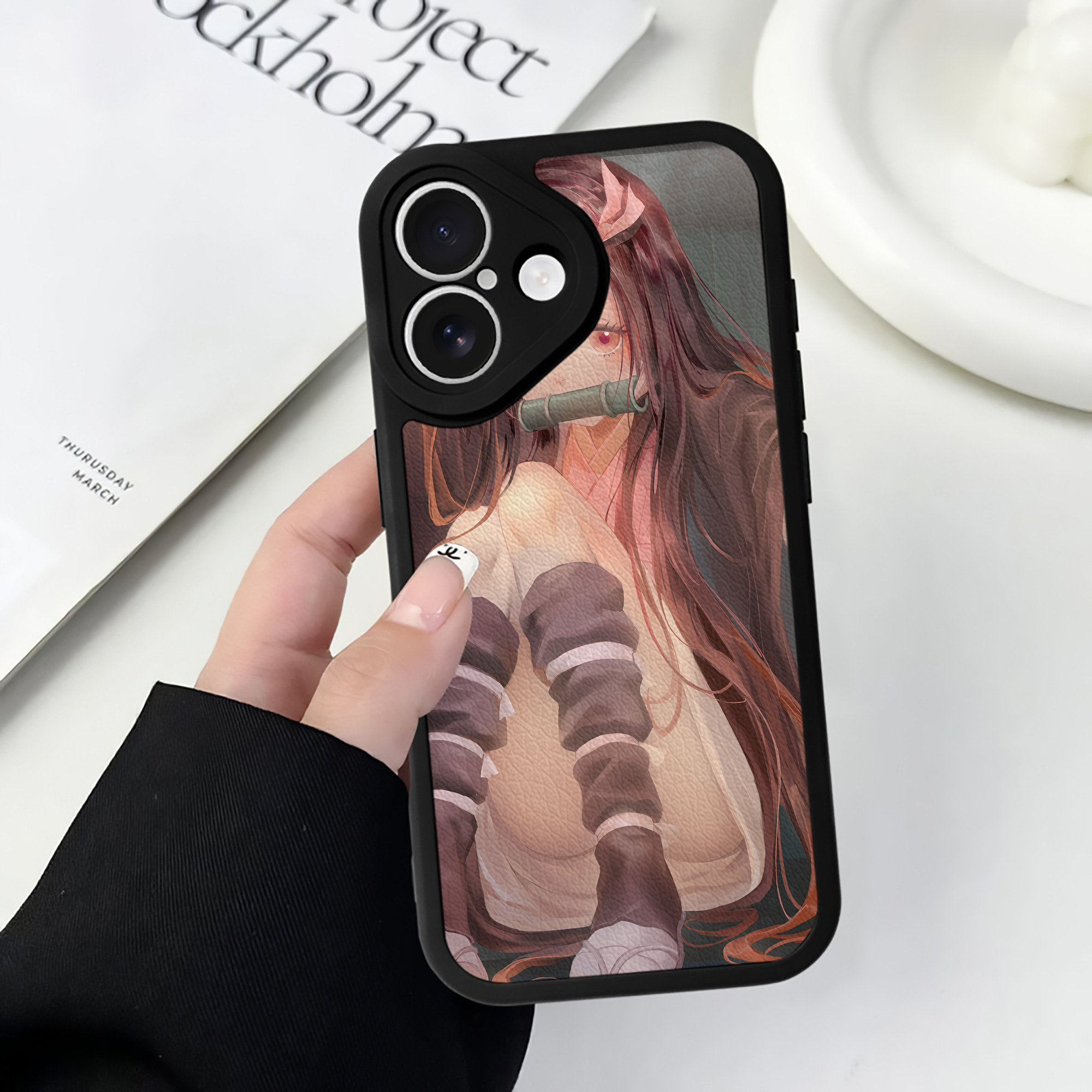 （画像用） 鬼滅の刃（きめつのやいば）竈門 禰󠄀豆子／かまど ねずこ Kamado Nezuko 【iPhone 16シリーズ対応】シリコンスマホケース（レザー調） 材質：シリコン